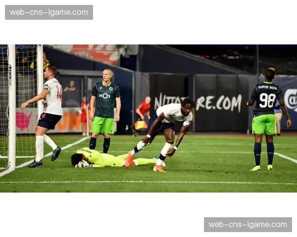 比赛记录：乌迪内斯门将连续三次快速手抛球发动反击
